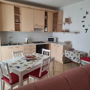 Casa Angela , Colà Italia